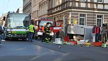 V odpoledních hodinách došlo k nehodě trolejbusu a dodávky na rohu ulic Tylova a Skrétova. Náraz dodávku převrátil na bok. Trolejbusová doprava musela být v tomto místě zastavena