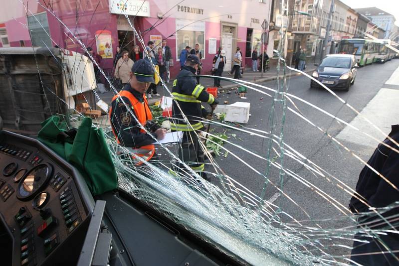 V odpoledních hodinách došlo k nehodě trolejbusu a dodávky na rohu ulic Tylova a Skrétova. Náraz dodávku převrátil na bok. Trolejbusová doprava musela být v tomto místě zastavena