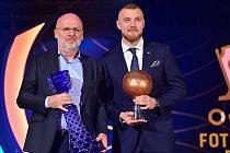 Trenér Michal Bílek a brankář Jindřich Staněk na vyhlášení ankety Fotbalista roku 2022 v pražském hotelu Hilton.
