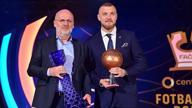 Trenér Michal Bílek a brankář Jindřich Staněk na vyhlášení ankety Fotbalista roku 2022 v pražském hotelu Hilton.