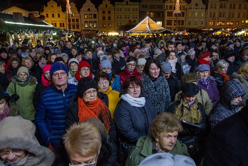 Česko zpívá koledy - náměstí Republiky v Plzni