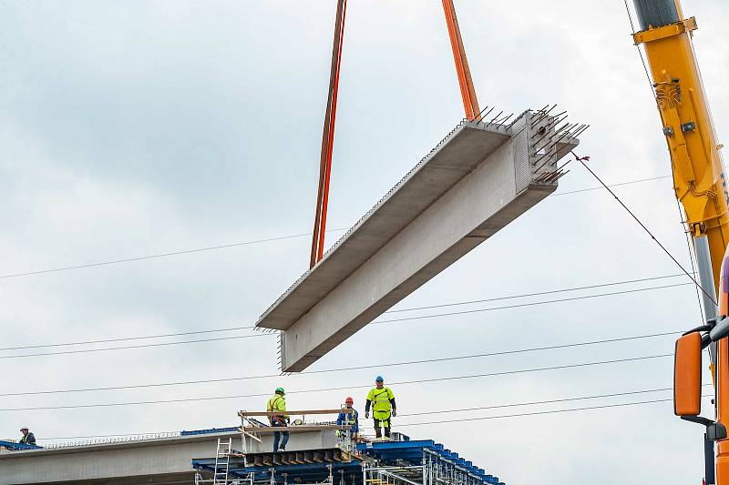 Stavbaři usazovali nosníky mostu Západního okruhu.