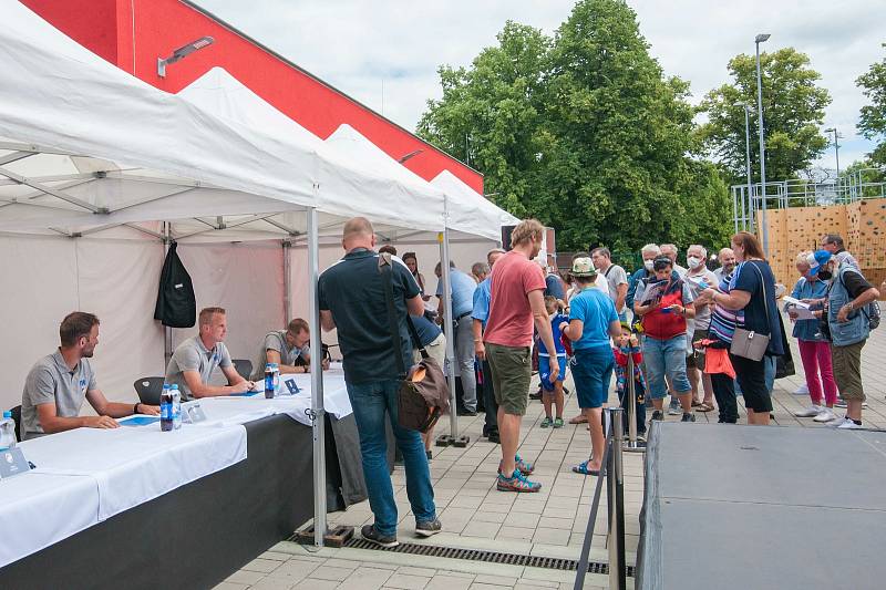 Před stadionem FC Viktoria Plzeň proběhl křest nových poštovních známek a autogramiáda za účasti klubových legend Františka Plasse, Pavla Horvátha, Marka Bakoše, Daniela Koláře, Davida Limberského.