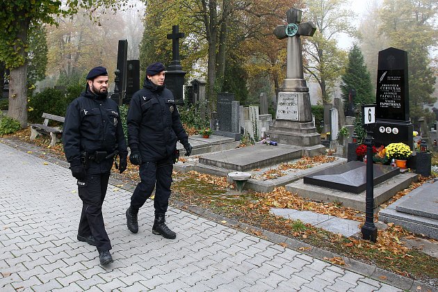 Policisté kontrolují zvýšený ruch na hřbitově.