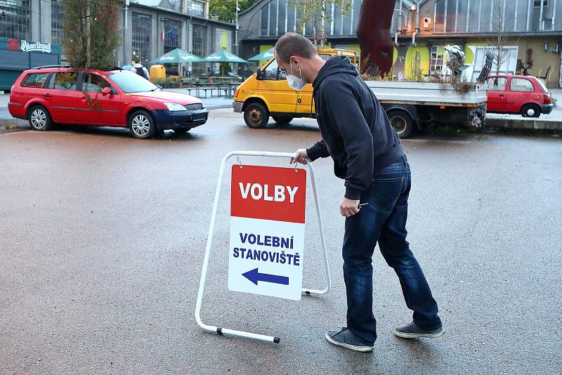 Lidé v karanténě nebo izolaci mohou v Plzni odvolit na volebním místě v Depu 2015 v Cukrovarské ulici. Drive-in stanoviště je otevřeno do dnešní 17. hodiny a voliči vše vyřídí bez vystupování přímo ze svého auta.