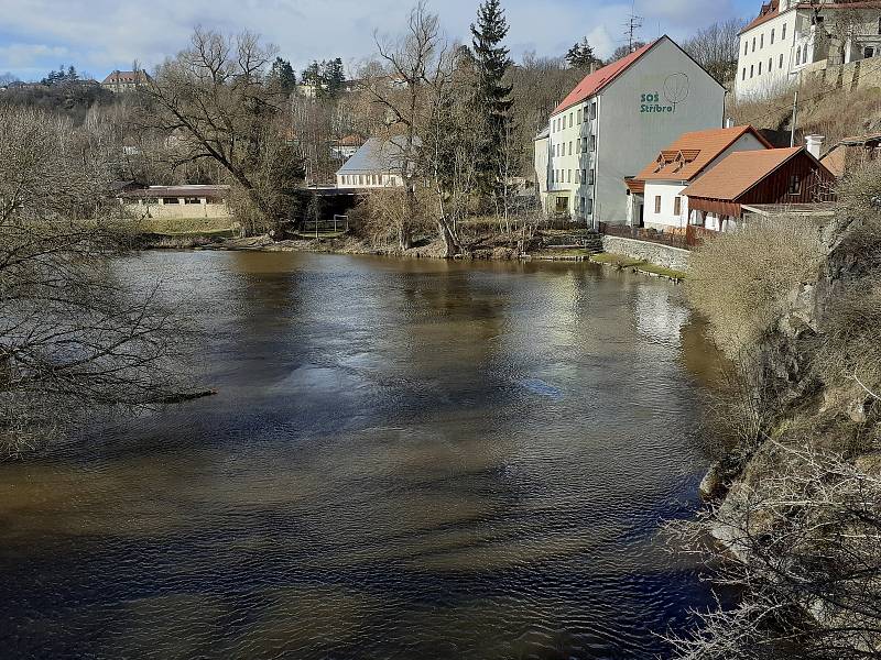 Řeka Mže ve Stříbře, na které byla přehrada vybudována.