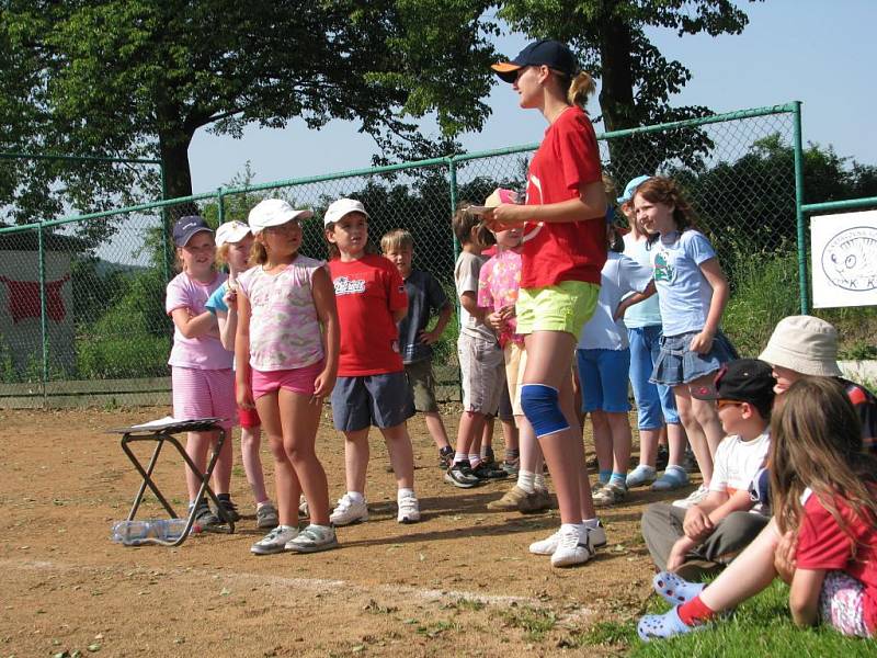 Se softbalem se na merklínském hřišti seznamovaly děti z tamní speciální i základní školy spolu s žáky základky ze Staňkova