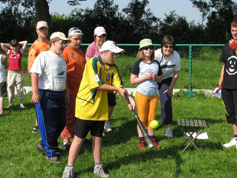 Se softbalem se na merklínském hřišti seznamovaly děti z tamní speciální i základní školy spolu s žáky základky ze Staňkova