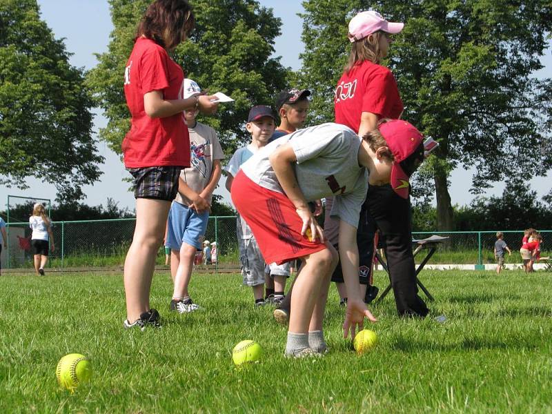 Se softbalem se na merklínském hřišti seznamovaly děti z tamní speciální i základní školy spolu s žáky základky ze Staňkova