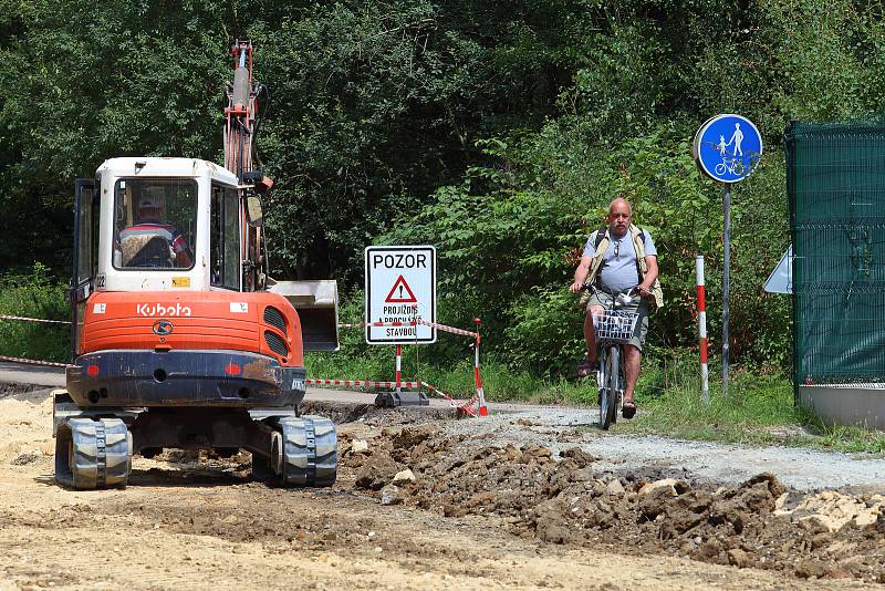 Oprava 1,1 km dlouhého úseku od Bílé Hory do Zruče zahrnuje rekonstrukci silnice a její rozšíření, výstavbu opěrných zdí, úpravu odvodnění, instalaci svodidel a dopravního značení.