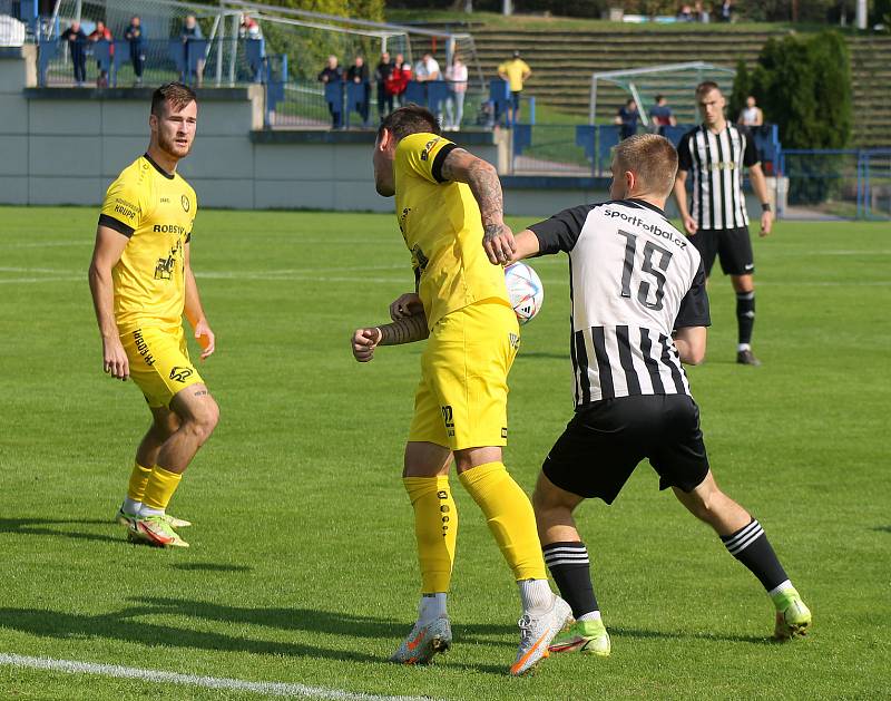 8. kolo FORTUNA ČFL, skupina A: FK Admira Praha - FK ROBSTAV Přeštice (na snímku fotbalisté ve žlutých dresech) 1:1 (0:1).