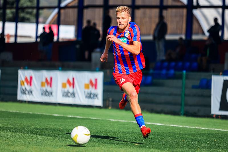 Fotbalisté rezervy Viktorie Plzeň (na archivním snímku hráči v červenomodrých dresech) v neděli jen remizovali s Admirou Praha 1:1.