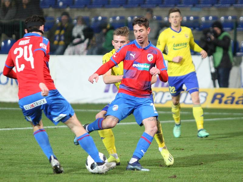 V pátečním duelu 18. kole FORTUNA:LIGY fotbalisté Fastavu Zlín (ve žlutém) hostili úřadujícího mistra Viktorii Plzeň. Na snímku plzeňský Petržela, za ním Libor Holík.