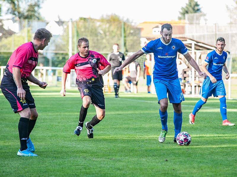 TJ Zruč (modří) - FK Nepomuk (růžové dresy) 0:3.