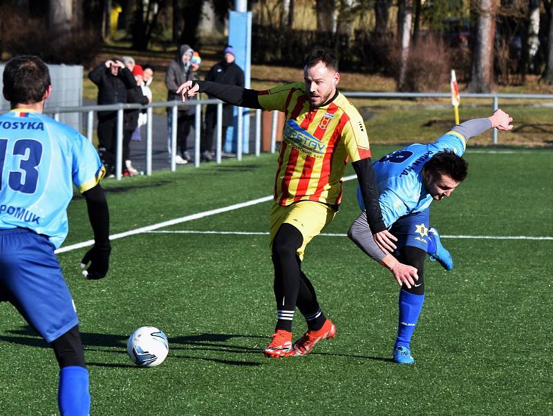 Zimní příprava: Junior Strakonice - FK Nepomuk (na snímku fotbalisté v modrých dresech) 6:2 (4:0).