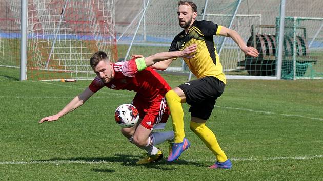 Fotbalisté Startu Bělá nad Radbuzou (na archivním snímku hráči ve žlutých dresech) slaví vůbec první vítězství v letošní sezoně.