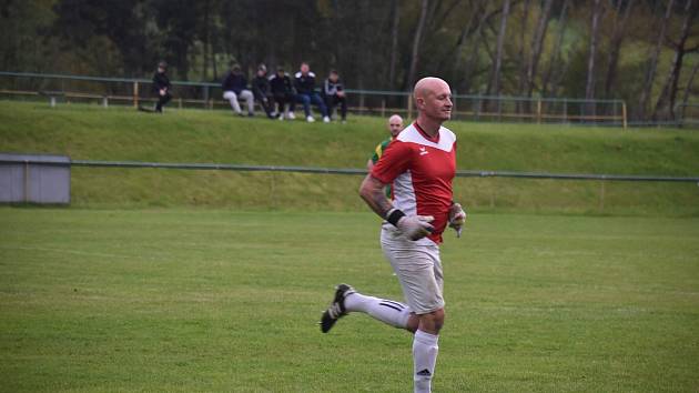 Krajský přebor (26. kolo): TJ START Tlumačov - TJ Slavoj Mýto (na snímku fotbalisté v modrých dresech) 1:3.