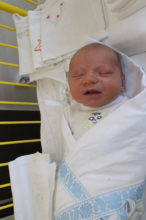 Šimon (3,55 kg, 52 cm) přišel na svět 30. června ve 14:15 v Mulačově nemocnici. Své prvorozené miminko přivítali na světě maminka Pavlína Sládková a tatínek Libor Bloský ze Srb u Nepomuka