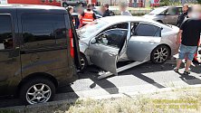 Nehoda tří osobních aut v Plzni, Rokycanská ulice, 14. 7. 2023.