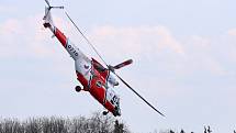 Vrtulník Letecké záchranné služby armády ČR v Plzni Línich při ukázce vyšší pilotáže - Den ve vzduchu Plasy 2022