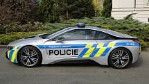 Plzenští dopravní policisté předvedli nové vozidlo BMW i8, v rámci prvnomájové vyjížďky motorkářů z Plzně na letiště v Plané.