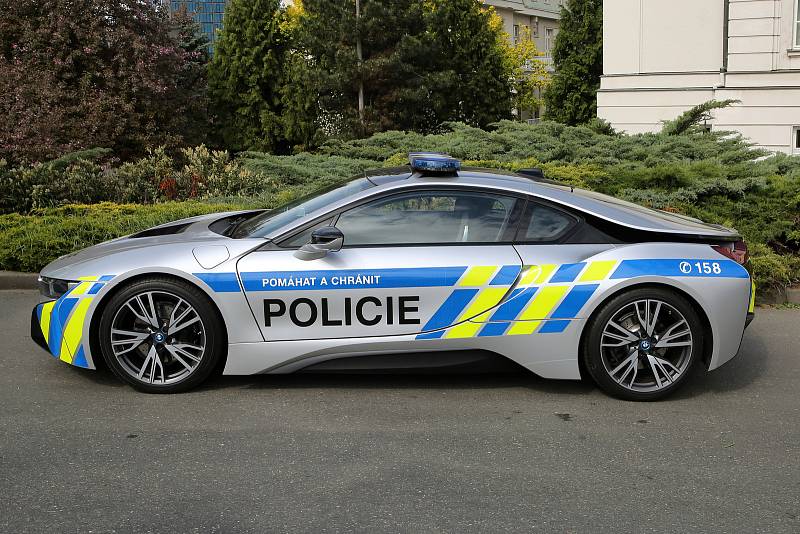 Plzenští dopravní policisté předvedli nové vozidlo BMW i8, v rámci prvnomájové vyjížďky motorkářů z Plzně na letiště v Plané.