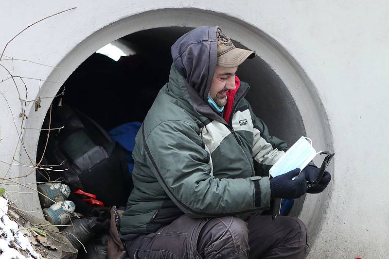 Plzeňští strážníci při pravidelné kontrole bezdomovců.