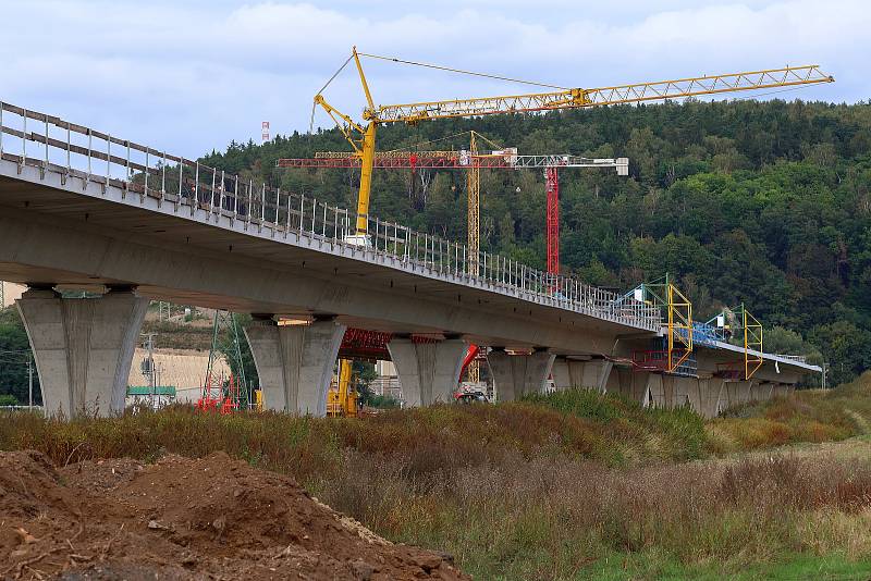 Západní okruh - komunikace propojující Domažlickou a Karlovarskou silnici, navržena v dvoupruhovém uspořádání o celkové délce 5,9 km. Ve výstavbě je II. etapa z Křimic na Košutku. Zároveň jsou budovány nové cyklostezky i biokoridory pro přechod zvěře.