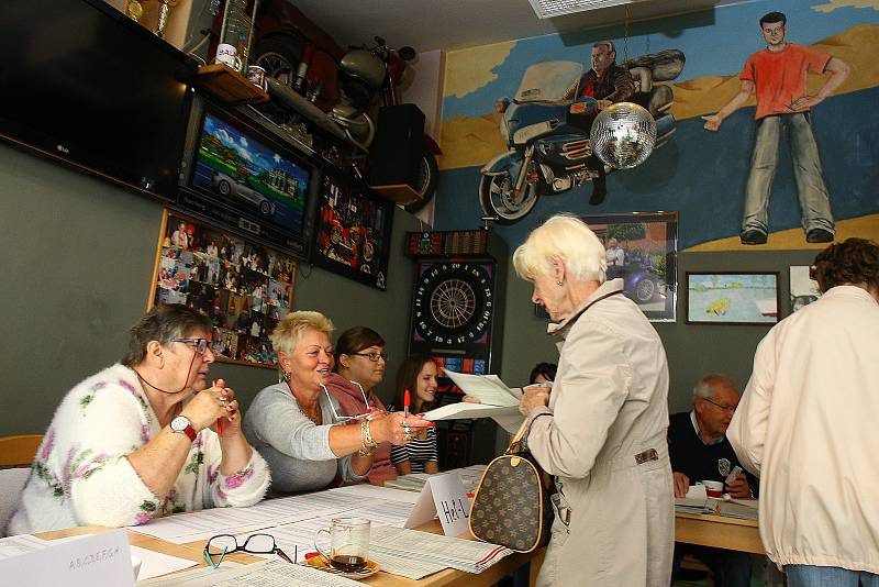 Volební místnost zřízená v motorkářském klubu v plzeňských Černicích.