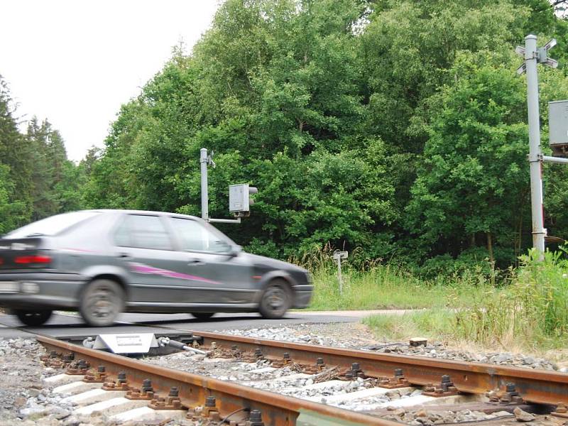 Preventivní policejní akce u železničního přejezdu mezi Kaznějovem a Třemošnou