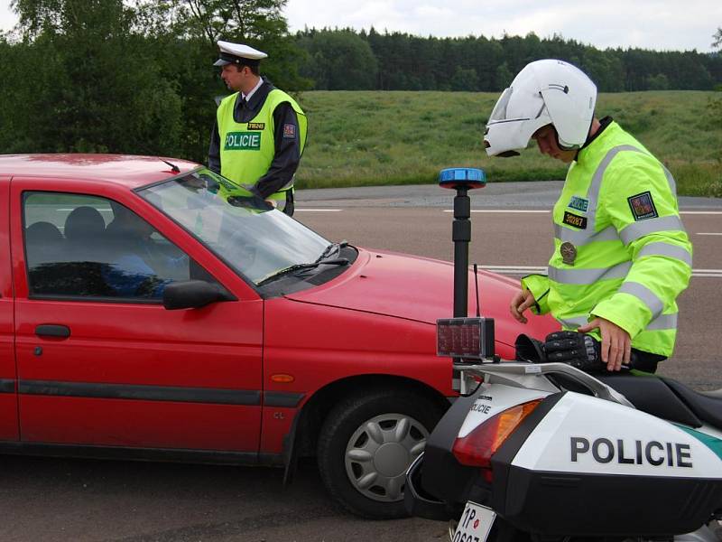 Preventivní policejní akce u železničního přejezdu mezi Kaznějovem a Třemošnou