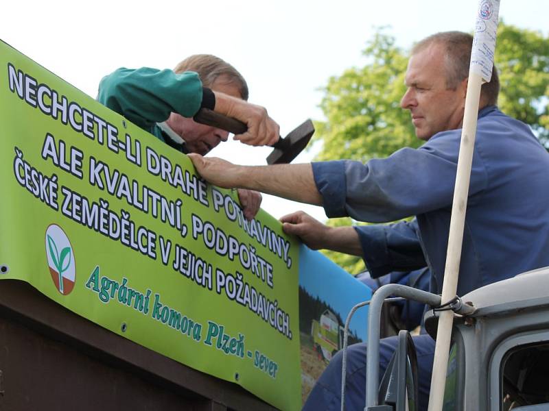 Na severním Plzeňsku se protestující zemědělci vydali z Kralovic do Plas