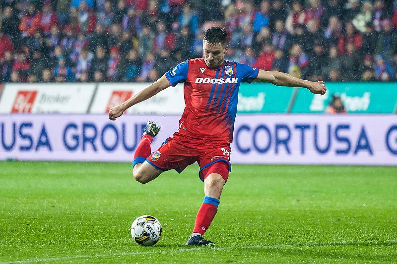 S Kalvachem nebo bez. Jméno plzeňského záložníka je v poslední době hodně probírané. Na podzim dal Slavii jednu z branek při vítězství 3:0, vrátí se po zranění do sestavy Viktorie? Toť otázka...