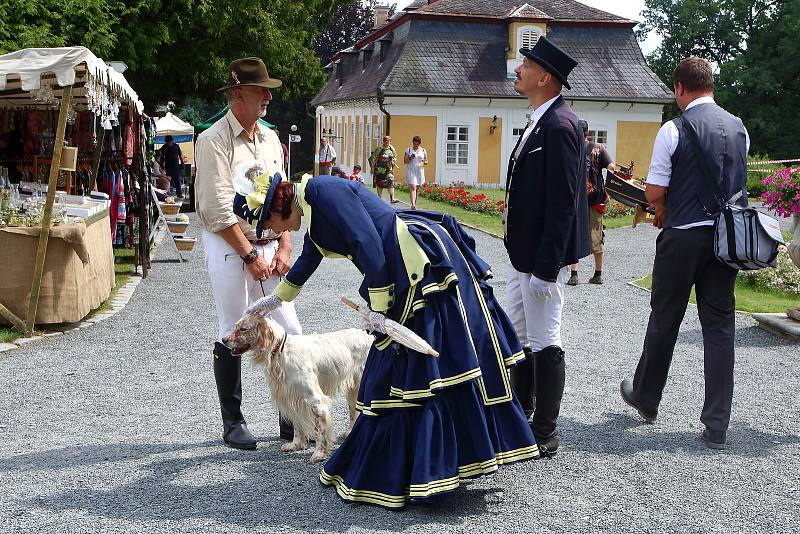 Slavnost na zámku Kozel u Plzně přenesla návštěvníky do dob Arnošta z Valdštejna, zakladatele plzeňské strojírny. K vidění byly funkční modely parních strojů, ukázky výcviku dobového jezdectva a armády, ale třeba i taneční a hudební vystoupení.