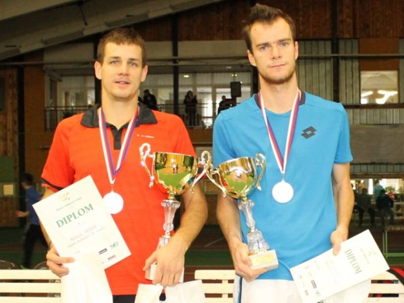 NEJLEPŠÍ. Halovým šampionem České republiky pro rok 2015 se stal tenista I. ČLTK Praha Adrian Sikora (vlevo). Ve finále turnaje zdolal Jana Šátrala z TK Spartak Jihlava 5:7, 6:3, 6:2.