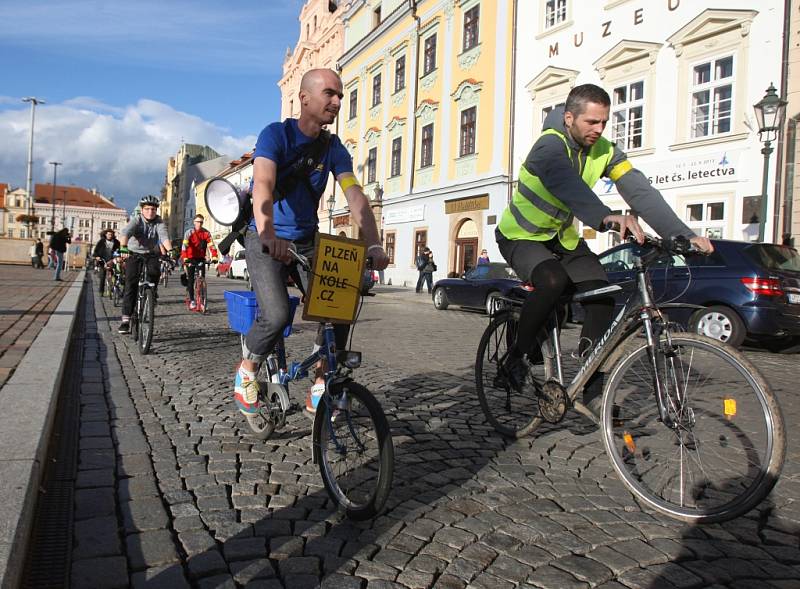 Centrem Plzně projelo na 300 cyklistů