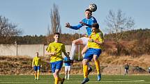 Fotbalisté plzeňské Doubravky (na archivním snímku hráči ve žlutých dresech) zdolali v pátek domácí Rokycany těsně 1:0 a slaví čtvrté vítězství za sebou.