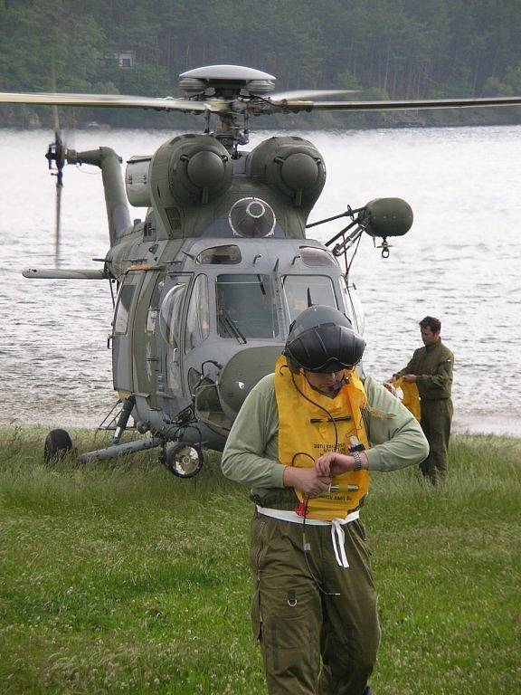 Podobně jako záchranáři, pohupující se pod vrtulníkem W3A Sokol z líňské základny, se střídali i piloti v jeho kokpitu