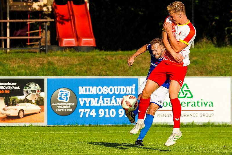 Fotbalisté SK Slavia Vejprnice (na archivním snímku hráči v červenobílých dresech) porazili ve 2. kole krajského poháru mužů Město Zbiroh 3:0.