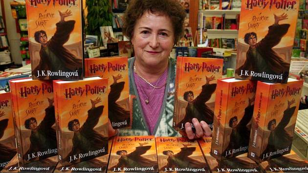 Sedmý, poslední díl série knih o kouzelníkovi Harry Potterovi s názvem Relikvie smrti ve čtvrtek dorazil i na pulty plzeňských knihkupectví