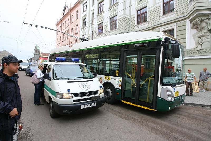 Nehoda autobusu ČSAD a osobního auta na rohu ulic Koperníkova a Bendova