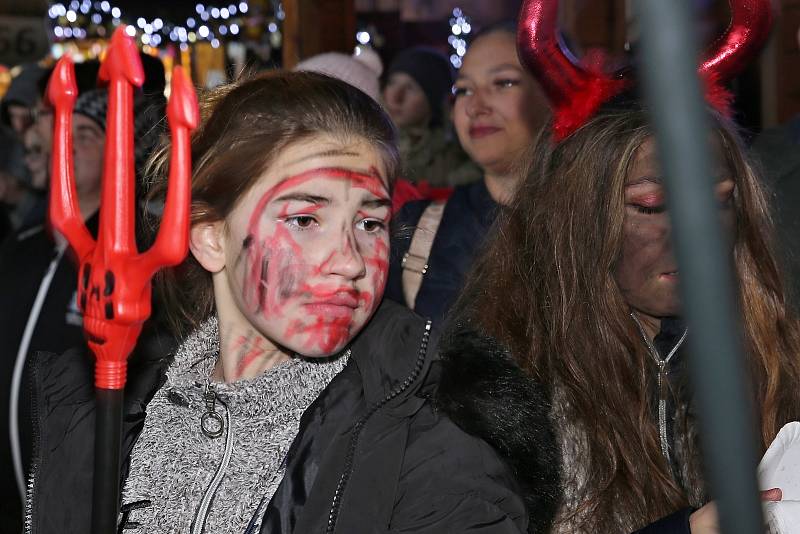 Centrální plzeňský obvod připravil velkou Mikulášskou show na vánočních trzích, na kterých se potkaly v den mikulášské nadílky nejrůznější nebesko-pekelné party