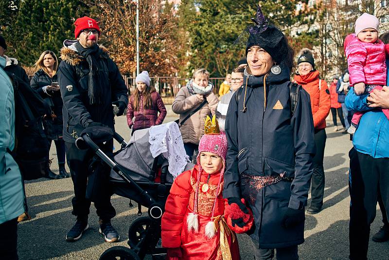 Vyhánění zimy v plzeňské ZOO. Velký průvod masek se vydal ze sídliště Vinice na statek Lüftnerka, kde se odehrály ukázky některých starých lidových zvyků spojených s předjařím, a po té pokračoval Kilometrovkou až před radnici na náměstí Republiky.