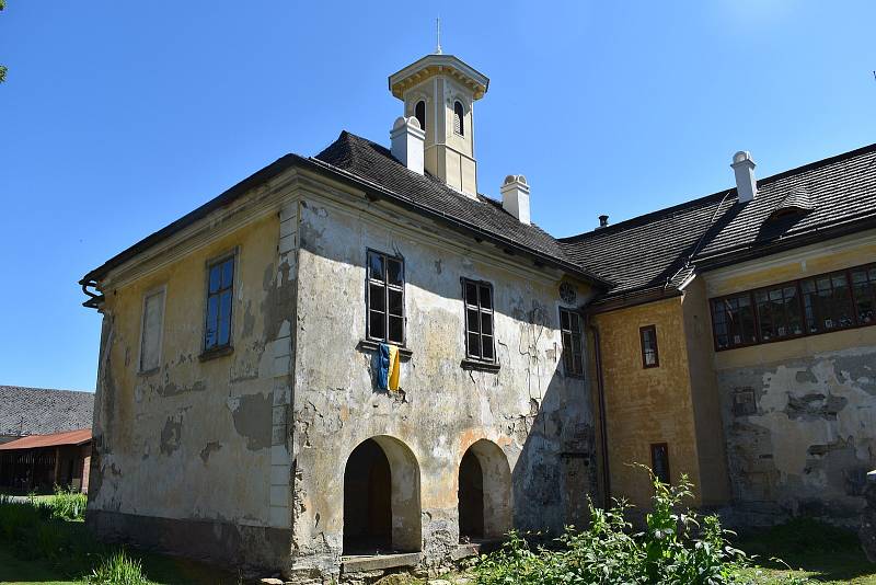 Manželé Markéta a Michal Kaplanovi koupili zámek v Nemilkově před šesti lety, od té doby ho opravují. Zpřístupnili ho i turistům.
