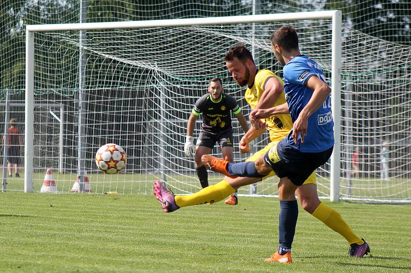 Fotbalisté FK ROBSTAV Přeštice (na snímku hráči ve žlutých dresech z podzimního utkání proti Domažlicím).