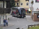 Klubový autobus s výpravou fotbalistů Viktorie Plzeň přijíždí do Westendorfu.
