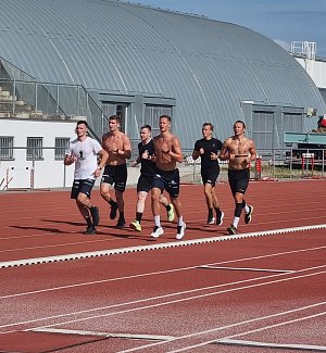Letní příprava házenkářů Talent tým Plzeňského kraje. Martin Říha (třetí zleva) při kondičním tréninku na atletickém stadionu v Plzni-Skrvrňanech.