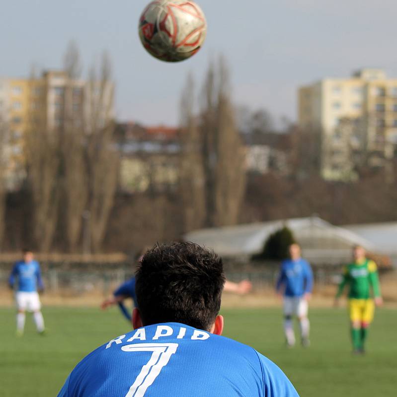 Fotbalisté plzeňského Rapidu (na archivním snímku hráči v modrých dresech) porazili Chotíkov. Naopak Tlumačov (zelení) doma utrpěl debakl, Zruči podlehl 1:5.