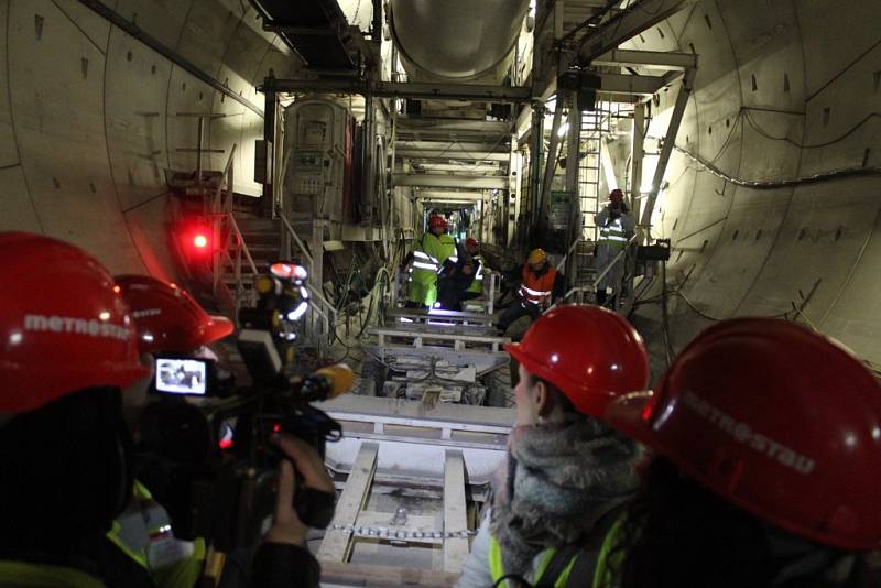 Novináře k razicímu štítu dovezl takzvaný tunelový kabriolet, který jinak Viktorii zásobuje betonovými skružemi. Tři kilometry ujel za necelých deset minut.