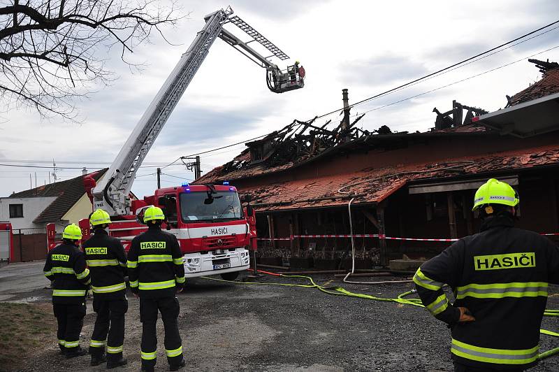 Oblíbenou restauraci Angusfarm v Soběsukách u Nepomuku zničil požár.